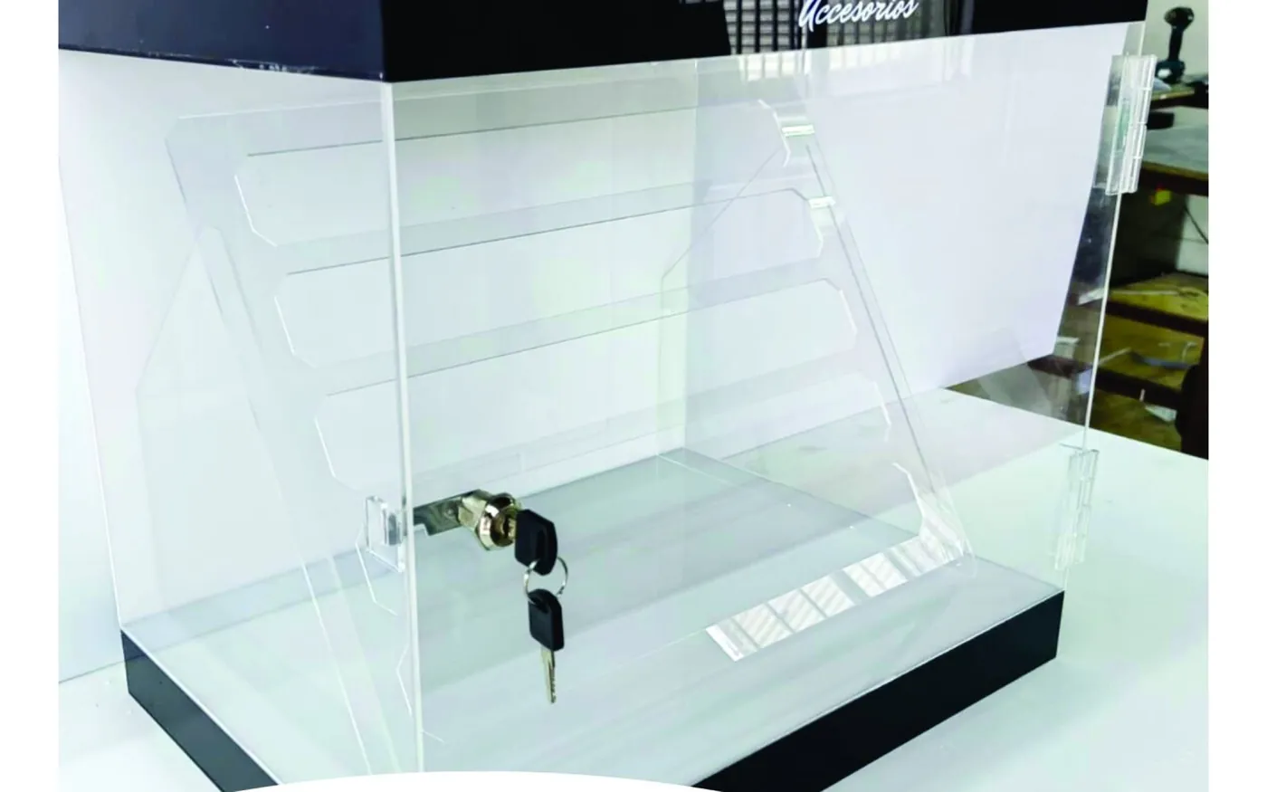 Clear lockable acrylic box fabricated by Acrílicos Tijuana