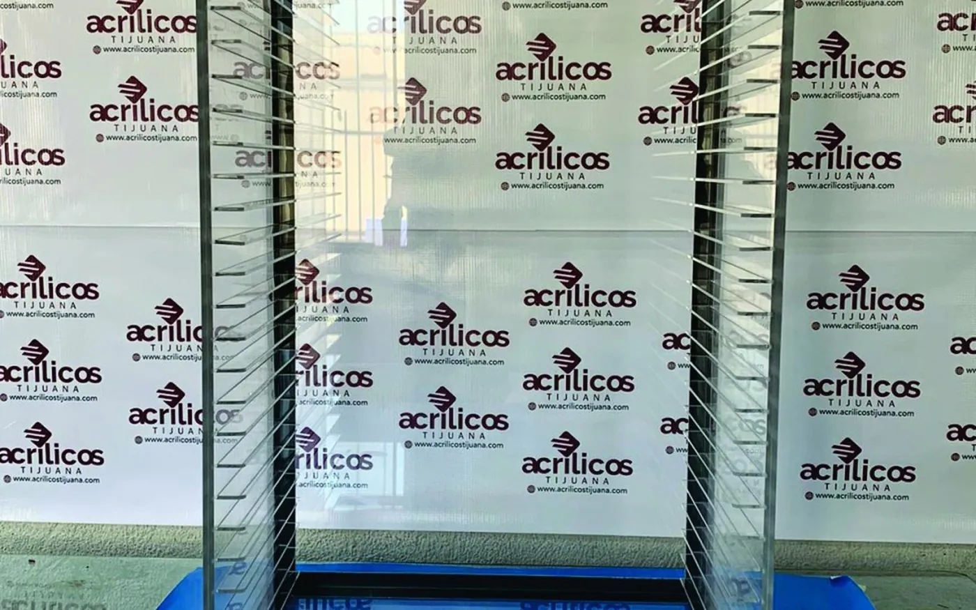 Acrylic display cases and boxes fabricated by Acrílicos Tijuana