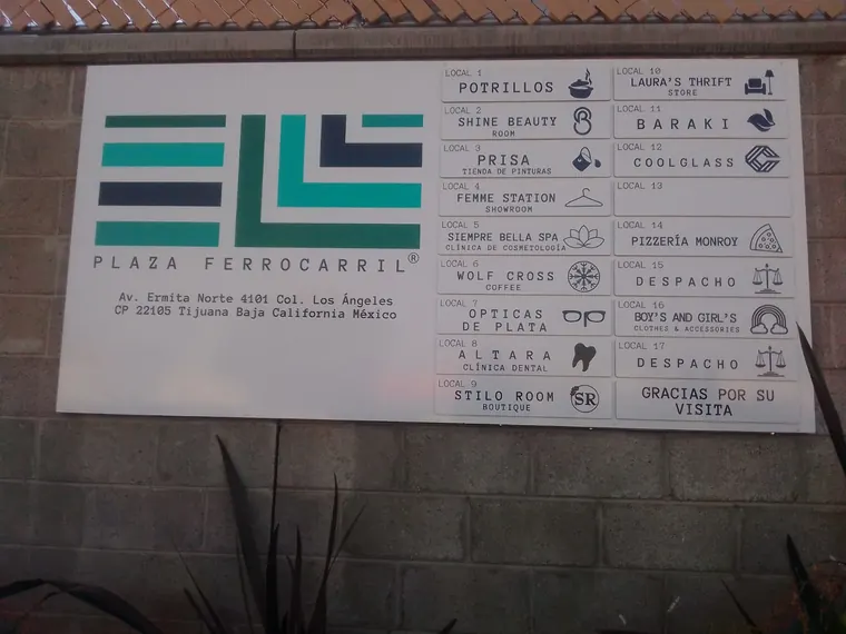 Directorio de plaza en acrílico · Plaza Ferrocarril