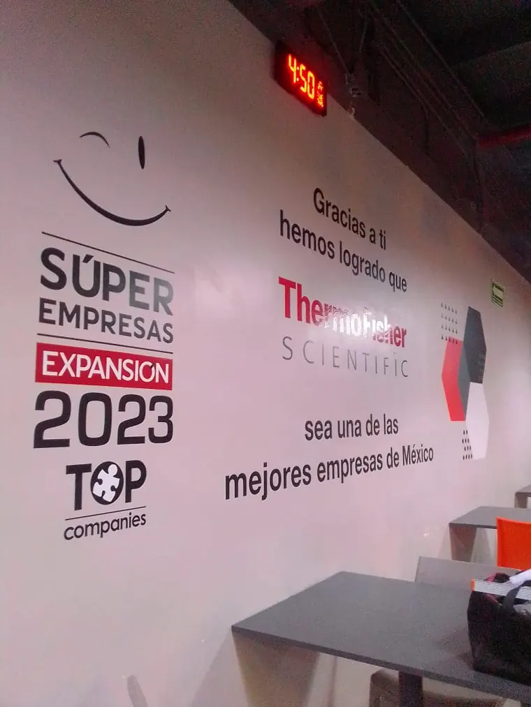 Muro de reconocimientos de certificación empresarial