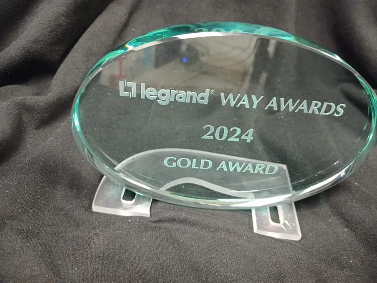 Reconocimiento Gold Award grabado para premiación anual · Legrand