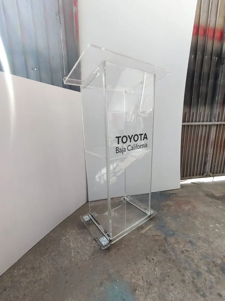 Exhibidor de acrílico para sala de exhibición · Toyota