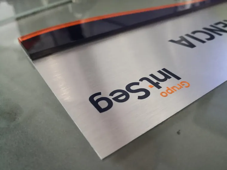 Letras montadas sobre panel de aluminio compuesto · Grupo IntSeg