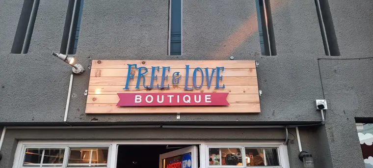 Letrero de fachada para boutique · Free & Love Boutique