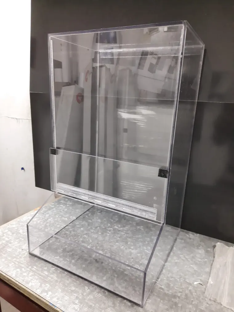 Caja de acrílico con tapa a la medida