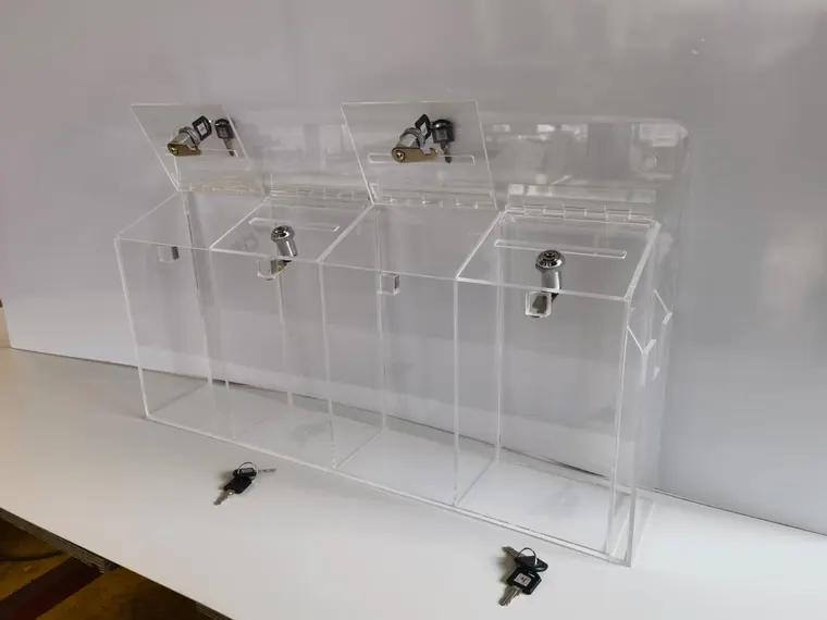 Cajas de acrílico con llave montadas en serie