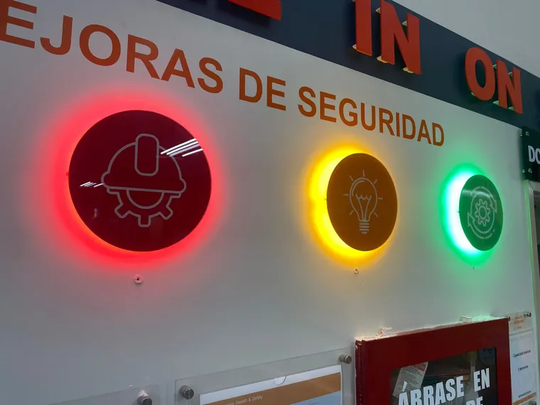 Semáforo de mejoras de seguridad iluminado en planta