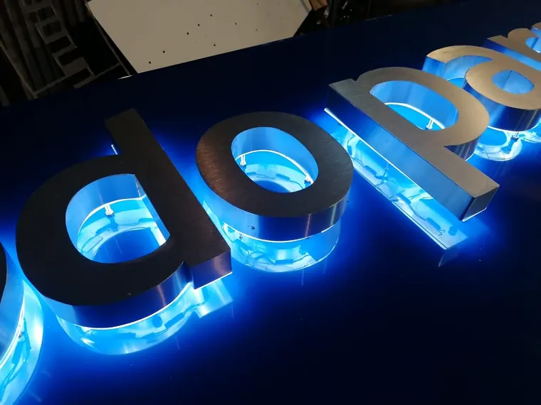Letras luminosas de fachada con iluminación posterior