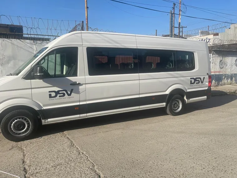 Rotulación de flota de logística con logotipo corporativo · DSV