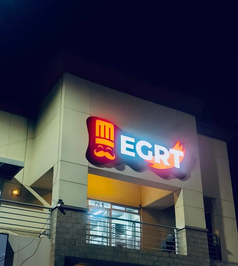 Fachada iluminada de local comercial · EGRT