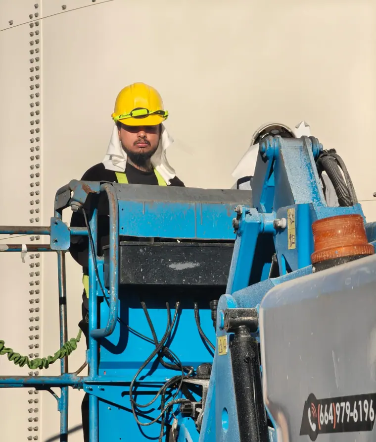 Operador en la canastilla durante una instalación en altura