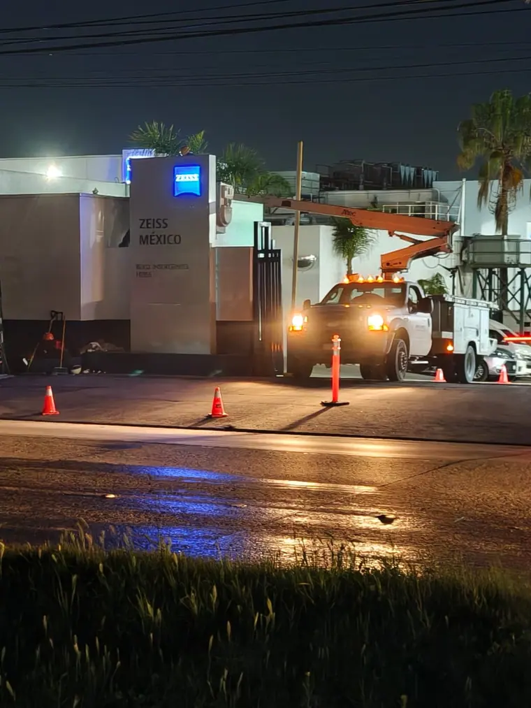 Trabajo nocturno en el acceso de ZEISS México, con el área acordonada · ZEISS México