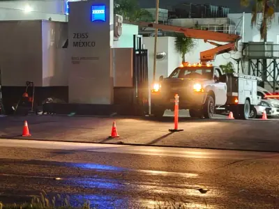 Night work at the ZEISS México entrance, with the area coned off · ZEISS México