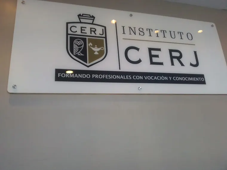Placa institucional para instituto educativo · Instituto CERJ