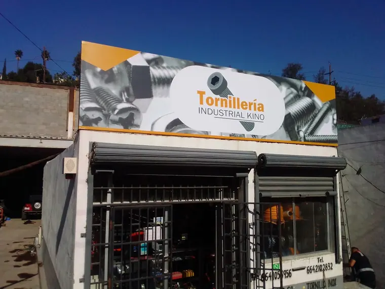 Espectacular de fachada para negocio industrial · Tornillería Industrial Kino