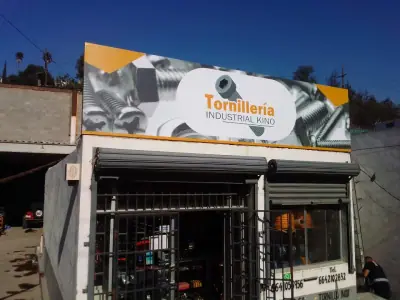Facade billboard for an industrial supplier · Tornillería Industrial Kino