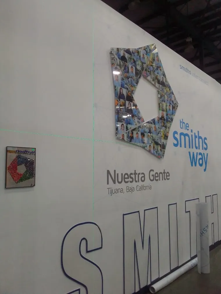 Muro de identidad con letras dimensionales · Smiths