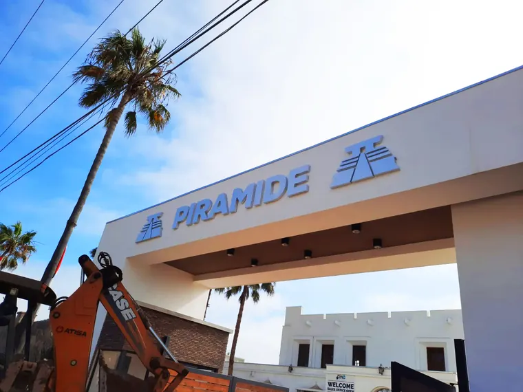 Instalación con grúa del letrero de fachada · Plaza Pirámide
