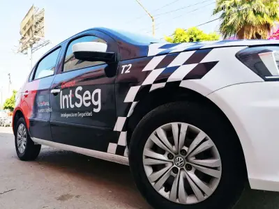 Sport graphics on a service car · Grupo IntSeg