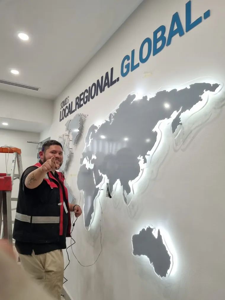 Mapa mundial dimensional en muro de oficina · xpd global