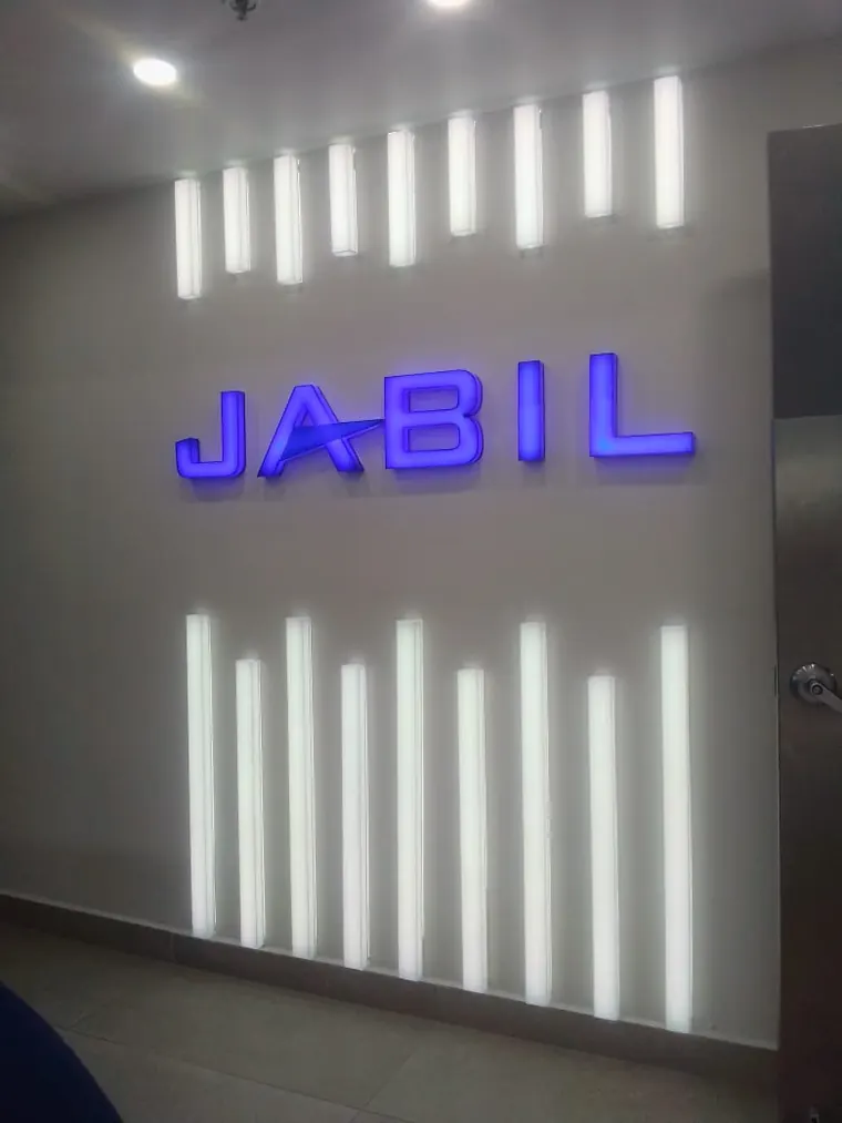 Logotipo iluminado en muro de planta · Jabil