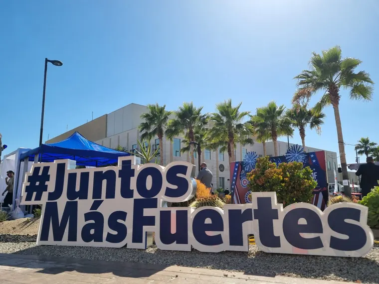 Letras monumentales exteriores para campaña institucional