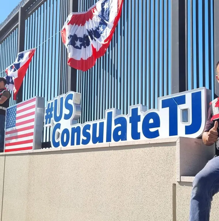 Rotulación institucional en el Consulado de Estados Unidos · Consulado de Estados Unidos en Tijuana