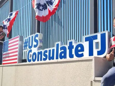 Institutional signage at the US Consulate · Consulado de Estados Unidos en Tijuana