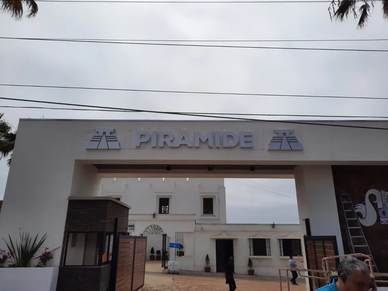 Letras de fachada instaladas en acceso de plaza comercial · Plaza Pirámide