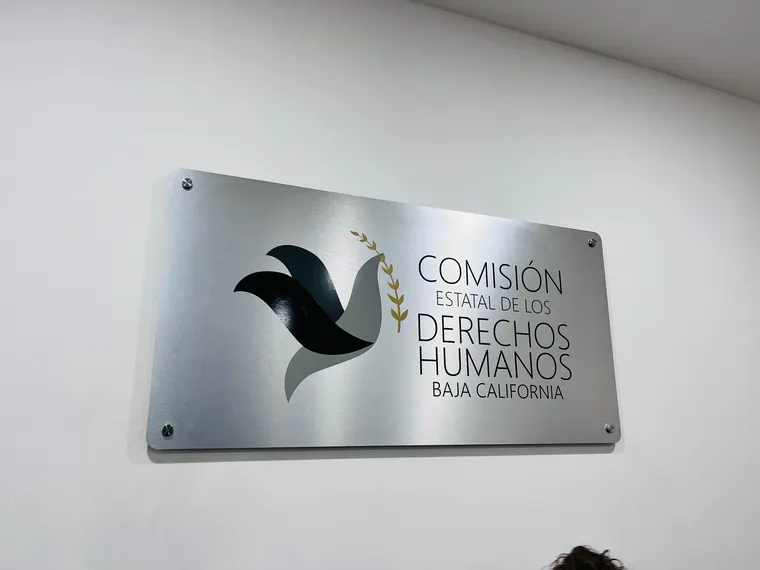 Placa institucional en aluminio · Comisión Estatal de los Derechos Humanos