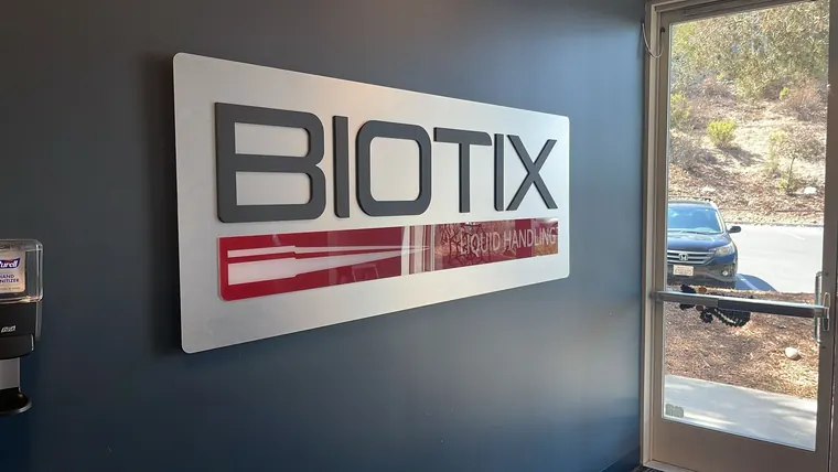 Letrero de recepción en acrílico y vinil · Biotix