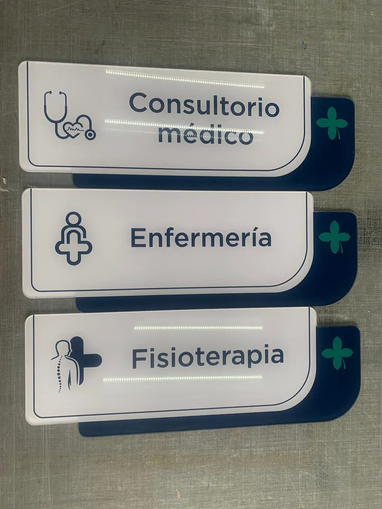 Señalización de consultorios en acrílico