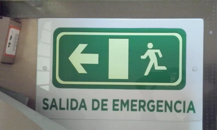 Señal de salida de emergencia fotoluminiscente