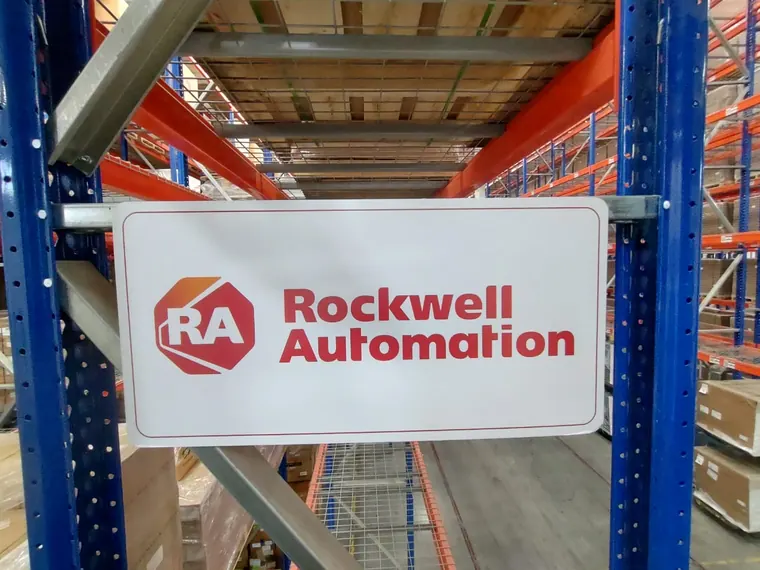 Identificación de racks y pasillos en almacén · Rockwell Automation