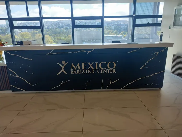 Logotipo de recepción sobre mostrador de mármol · Mexico Bariatric Center