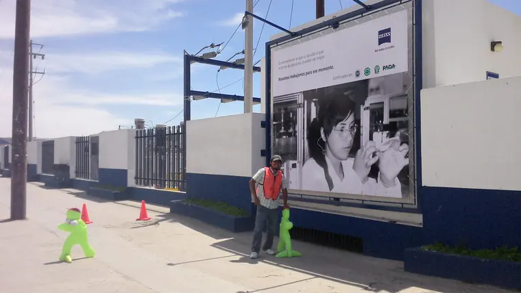 Lona de obra instalada en valla perimetral