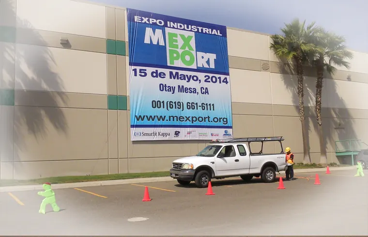 Lona de evento industrial en fachada