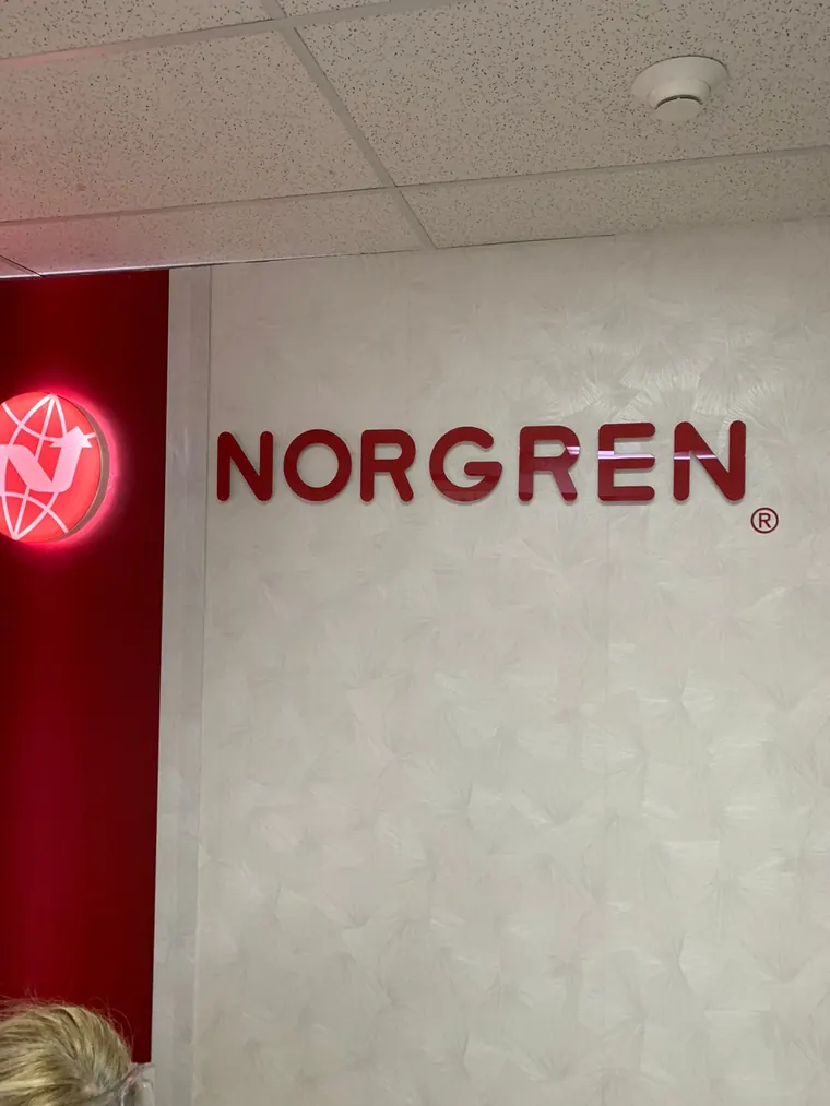 Logotipo de marca en muro de planta · IMI Norgren