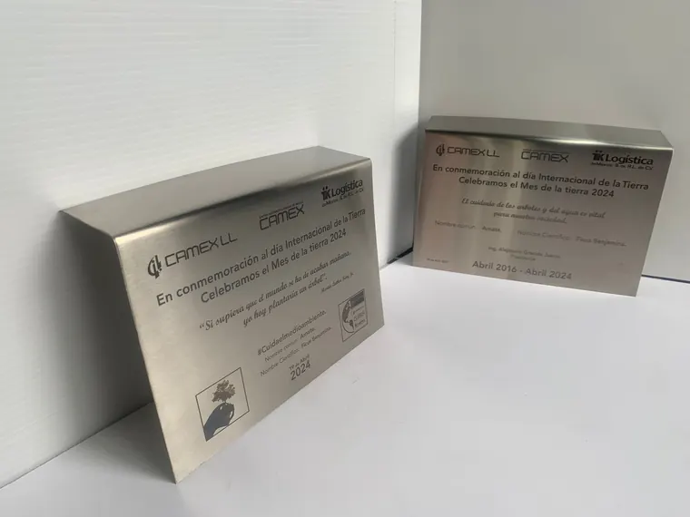 Placas grabadas para reconocimiento institucional · Cardinal Health