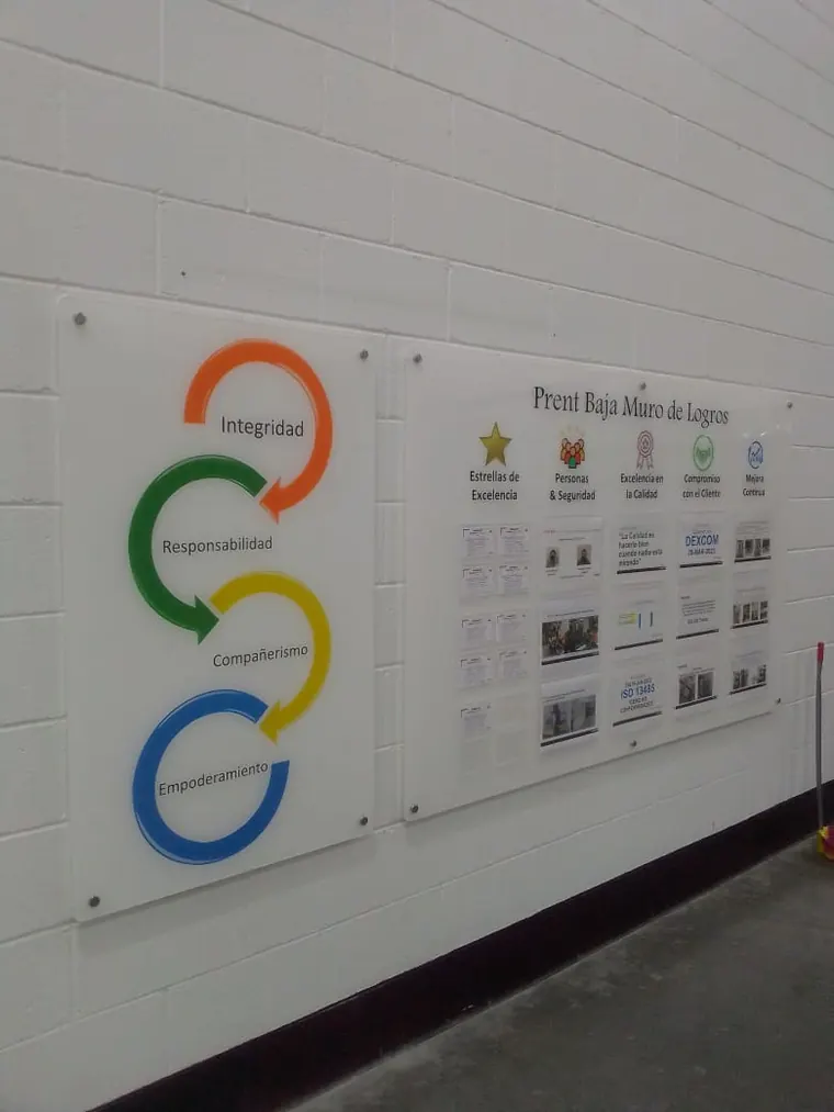 Tableros de comunicación interna en muro de color
