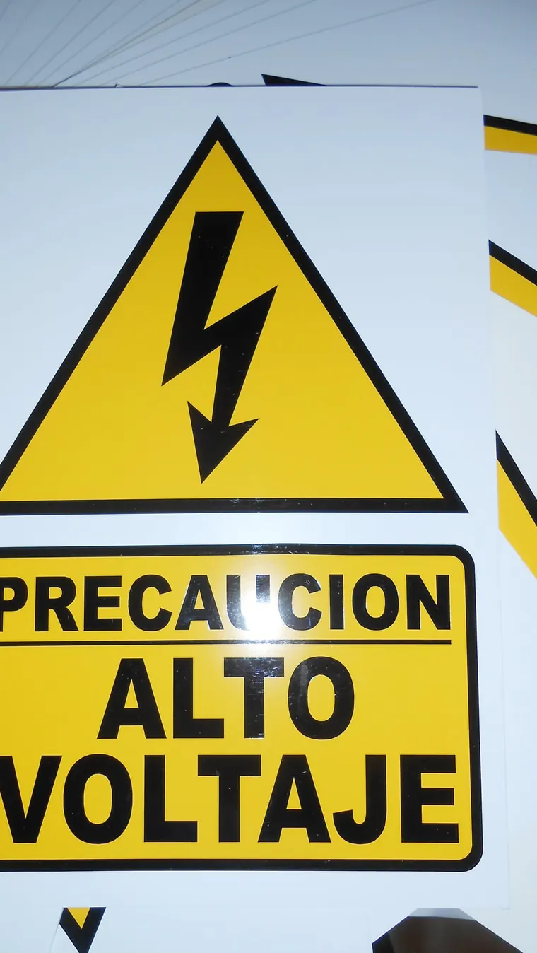 Señal de precaución por alto voltaje