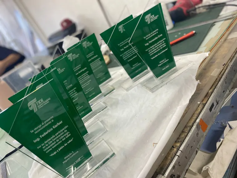 Piezas de acrílico verde cortadas a la medida