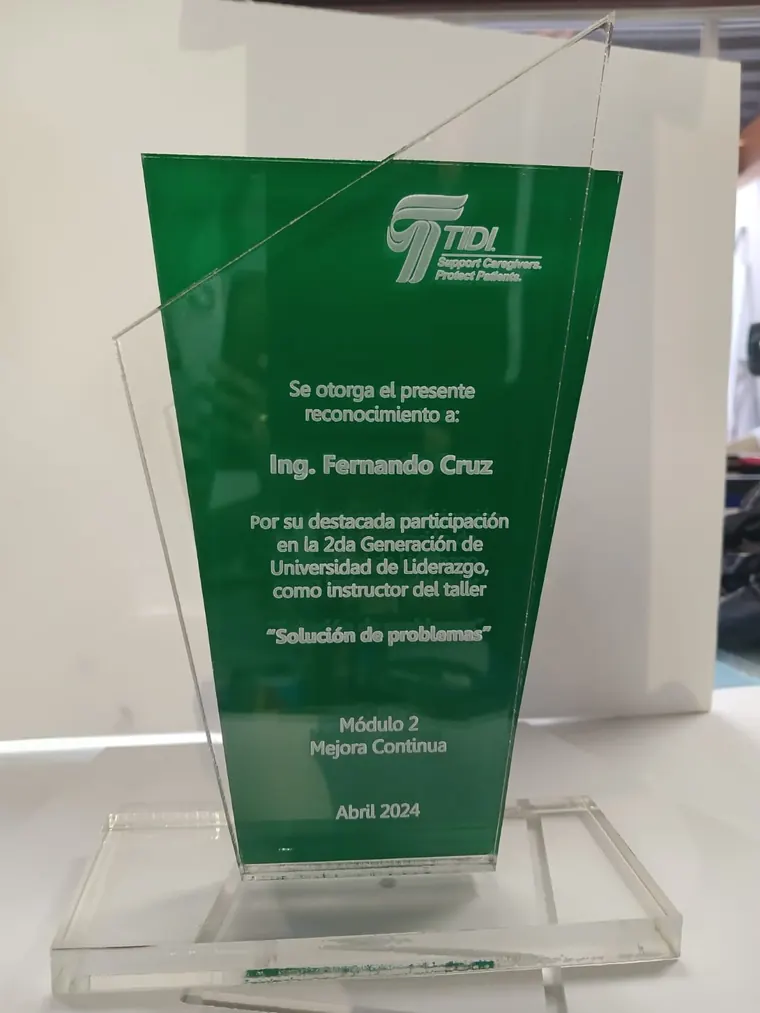 Reconocimiento en acrílico verde con grabado