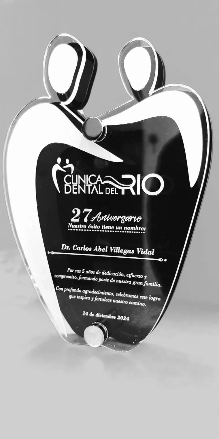 Reconocimiento de acrílico con silueta, grabado pieza por pieza · Clínica Dental del Río