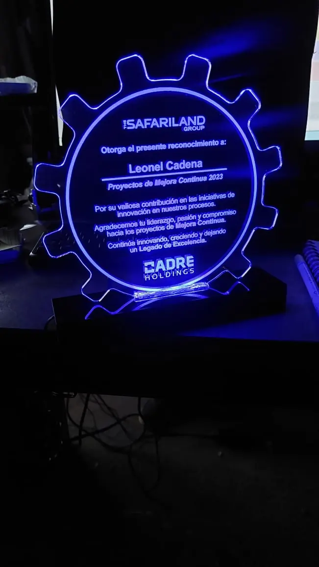 Reconocimiento con grabado retroiluminado