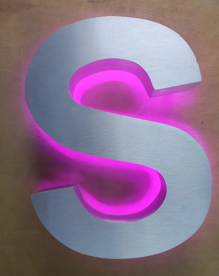 Letra iluminada con acabado espejo