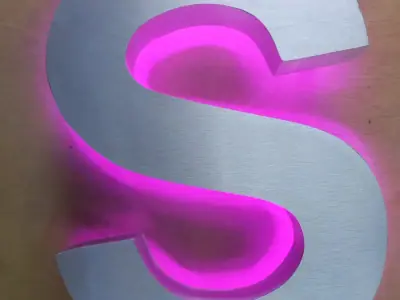 Illuminated letter with mirror finish