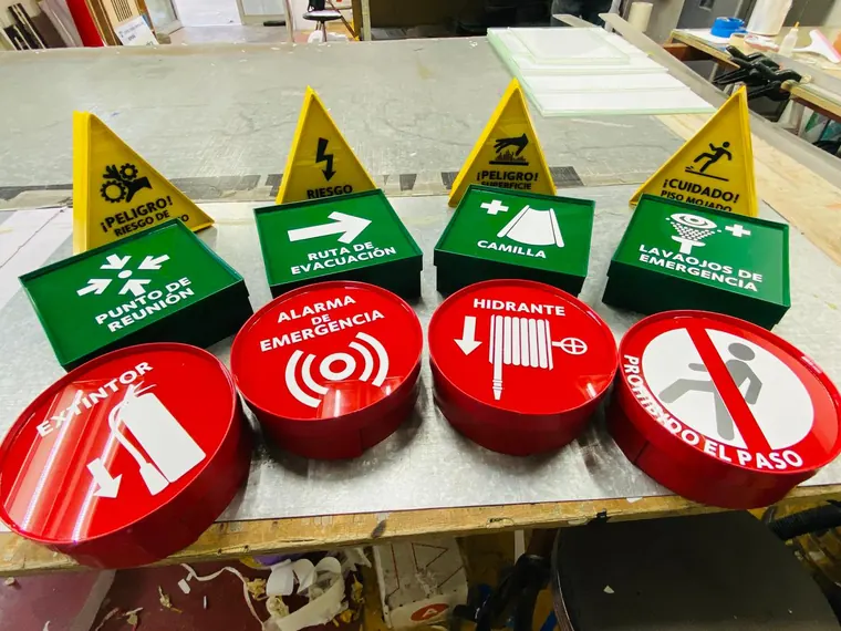 Lote de señales de seguridad en producción