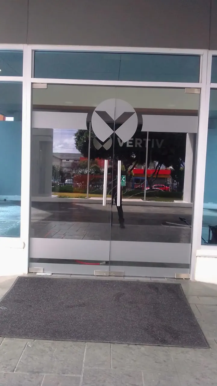 Identificación de puertas en planta · Vertiv