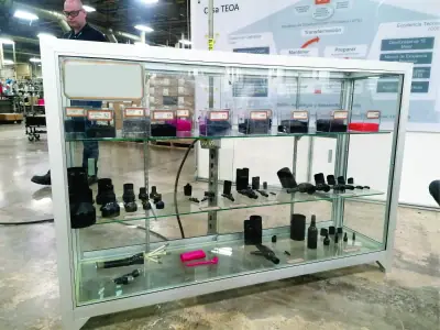 Countertop display case with doors